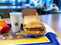 Ile kosztuje hamburger w McDonald's? Aktualne ceny i sposoby na oszczędność