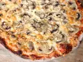 Pyszna pizza włoska z pieczarkami i ciągnącym serem. Idealny przepis na domową ucztę.