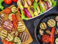 Pyszne przekąski na grilla: burgery, grillowane warzywa (cukinia, bakłażan, papryka, cebula, pomidory) i pieczarki. Idealne na letnie spotkania.
