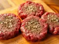 Jak doprawić mięso na burgery? Przepisy na soczysty smak