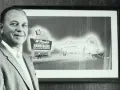 Ray Kroc, który wymyślił McDonald's, stoi obok obrazu przedstawiającego pierwszy lokal.