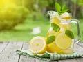 Orzeźwiająca lemoniada z cytrynami i miętą w dzbanku, idealna na upalne dni. Prosty przepis, jak zrobić lemoniadę.