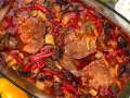 Karkówka po zbójnicku w plastrach, duszona z papryką i pieczarkami w aromatycznym sosie.