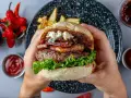Prawdziwe burgery przepis: soczysta wołowina, chrupiący bekon, ser pleśniowy i świeża sałata w domowej bułce. Idealne na obiad!