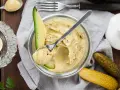 Kremowy sos umami z awokado i ogórkami kiszonymi, idealny do dipowania.