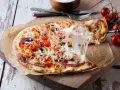 Rozciągający się ser z pizzy margherita 32cm. Idealna na szybki posiłek, choć warto pamiętać o jej kcal.