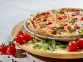 Pyszna pizza z pomidorkami i szałwią. Idealne jakie zioła do pizzy, by nadać jej śródziemnomorski smak.