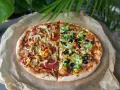 Pizza 40 cm na ile osób? Ta dwukolorowa pizza z kurczakiem, salami, warzywami i brokułami z pewnością zadowoli każdego.