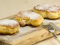 Puszyste racuchy z jabłkami, posypane cukrem pudrem, jak u babci. Przepis na nie to rodzinna tradycja.