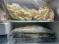 Surowe ciasto drożdżowe w woreczkach w zamrażarce.