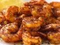 Pyszne krewetki z airfryer, przyprawione i lekko przypieczone, z plasterkiem cytryny w tle.
