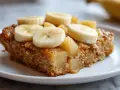 Pyszna owsianka z airfryer, udekorowana plasterkami banana i kawałkami jabłka. Idealna na zdrowe śniadanie.