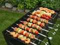 Na grillu pyszne szaszłyki z mięsa, warzyw i krewetek. Idealne co na grilla na letnie popołudnie.