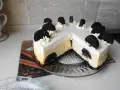 Pyszny sernik Oreo z kawałkami ciastek w środku i na wierzchu. Idealny przepis na deser.