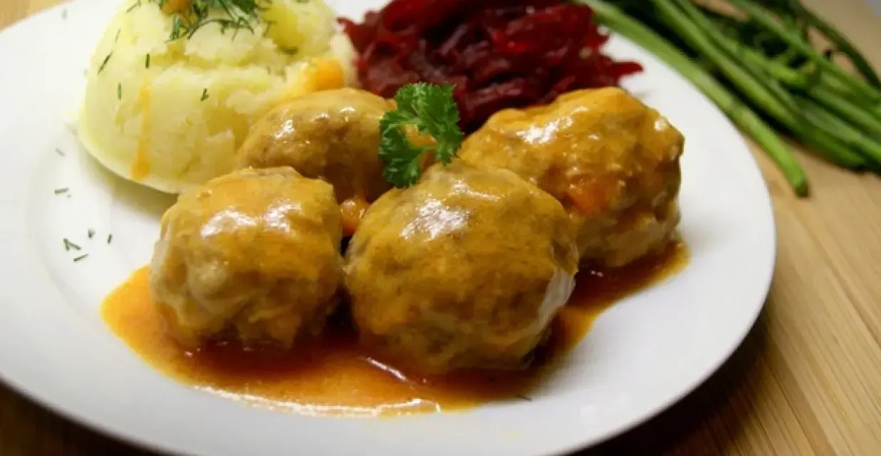 Pulpety w sosie pomidorowym jak u babci, podane z puree ziemniaczanym i buraczkami. Pyszne, domowe danie.