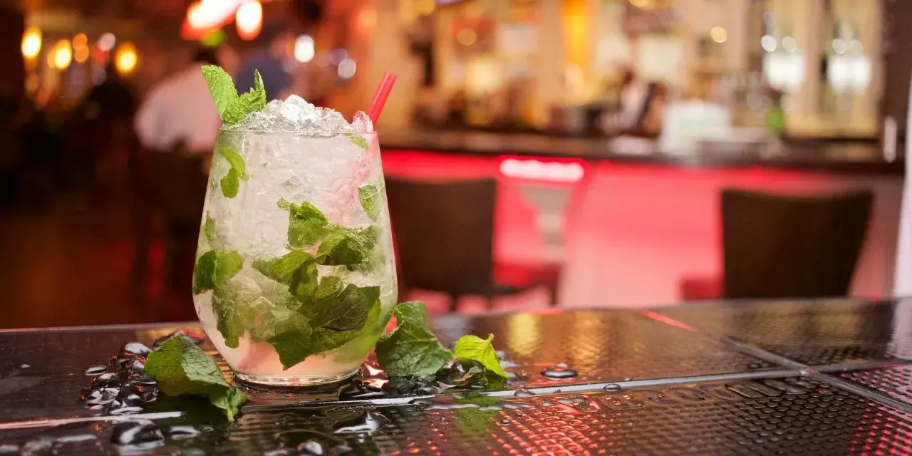 Orzeźwiające mojito z rumem, miętą i lodem na barze. Idealne na letnie wieczory.