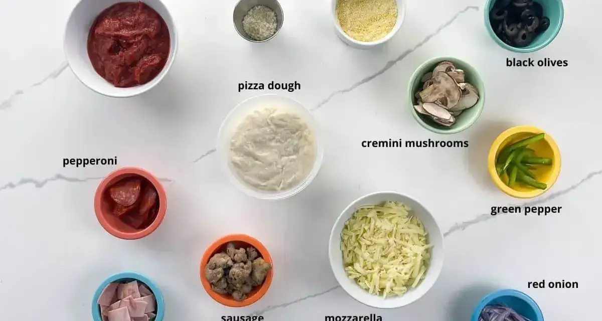 Składniki na pizzę: ciasto, sos, ser, salami, szynka, kiełbaski, pieczarki, oliwki, papryka, cebula i przyprawy. Idealne dodatki do pizzy!