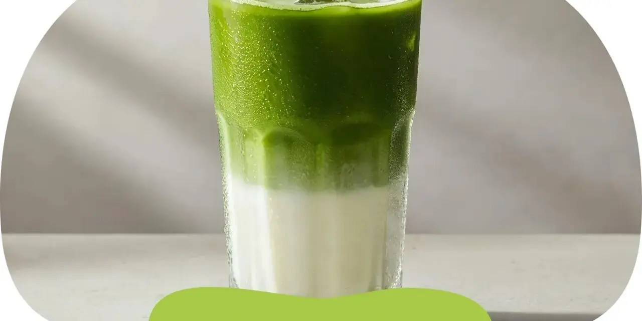 Orzeźwiający matcha latte z lodem, idealny na upalne dni. Prosty przepis na pyszny napój.