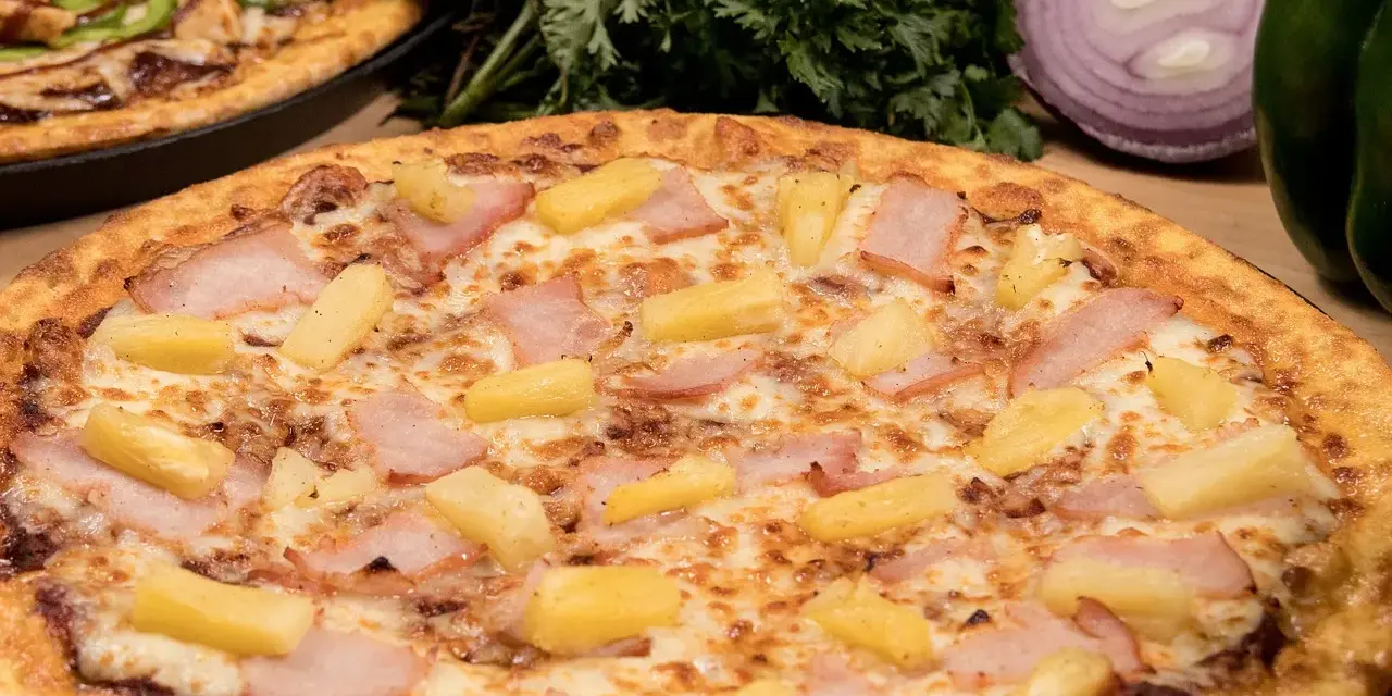 Pizza hawajska z ananasem i szynką. Czy to Sam Panopoulos kto wymyślił tę kontrowersyjną kombinację?
