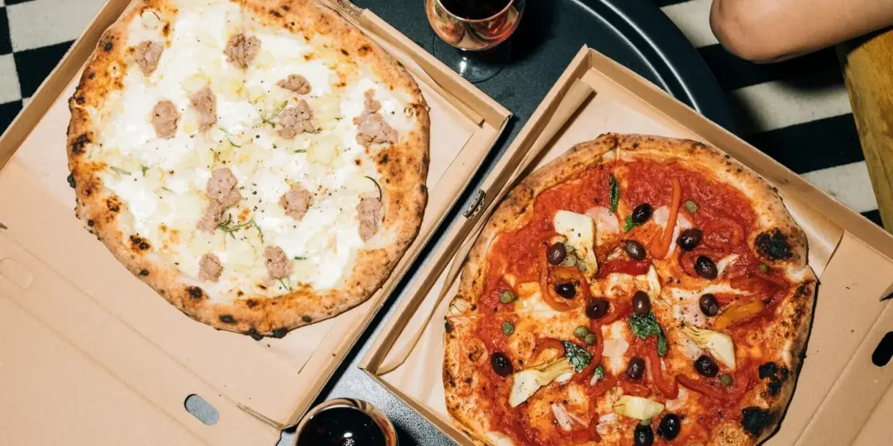 Dwie pyszne pizze: jedna biała z kiełbasą i ziemniakami, druga czerwona z oliwkami i karczochami. Takie są pizze na wieczór!
