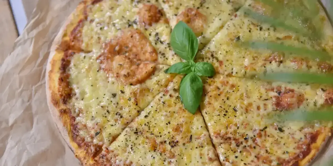 Pyszna pizza z roztopionym serem, idealna na wieczór. Zastanawiasz się, jaki ser do pizzy wybrać? Ten wygląda obłędnie!
