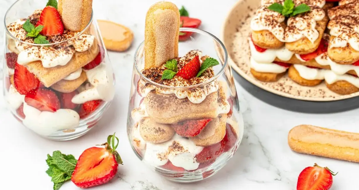 Pyszne tiramisu z truskawkami w pucharkach. Idealny pomysł, co zrobić z mascarpone na deser.