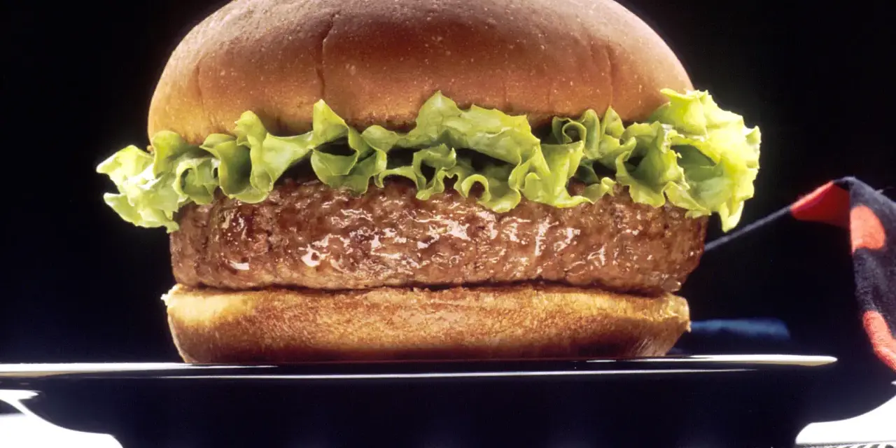 Kto wymyślił hamburgera? Historia i sekrety pochodzenia