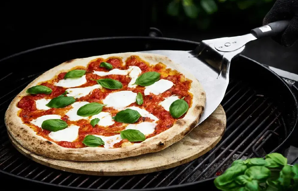 Pizza przywiera do kamienia? 7 sprawdzonych sposobów, by temu zapobiec