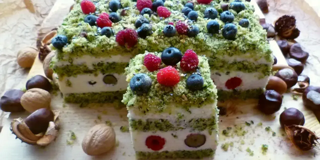 Ciasto leśny mech na dużą blachę z serkiem mascarpone, udekorowane jagodami i malinami. Wygląda jak leśna polana.