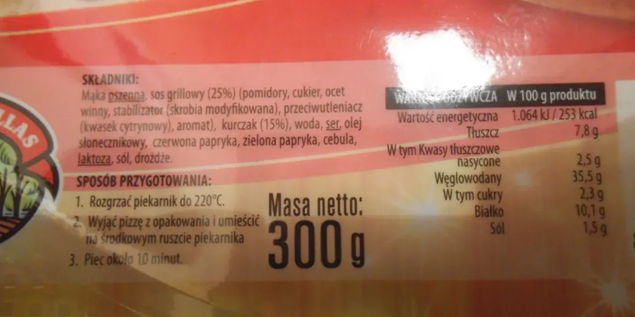Calzone pizza 300g, 253 kcal w 100g. Składniki: mąka pszenna, sos grillowy, kurczak, ser.
