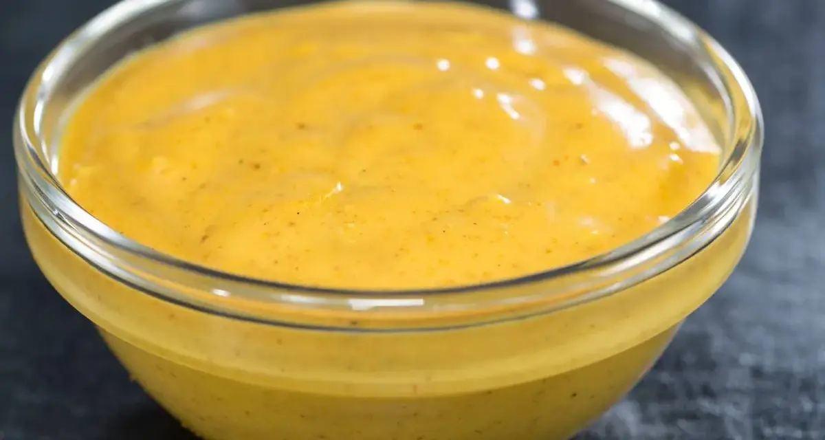 Gęsty, kremowy sos curry w szklanej miseczce, gotowy do podania z ulubionymi daniami.