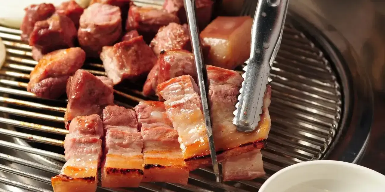 Pyszny boczek w kawałkach, grillowany na ruszcie. Idealny do marynaty, która podkreśli jego smak.