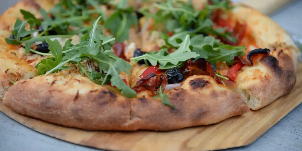 Pyszna pizza z rukolą i oliwkami na chrupiącym cieście. Proste ciasto na pizzę zawsze wychodzi, idealne na szybki obiad.