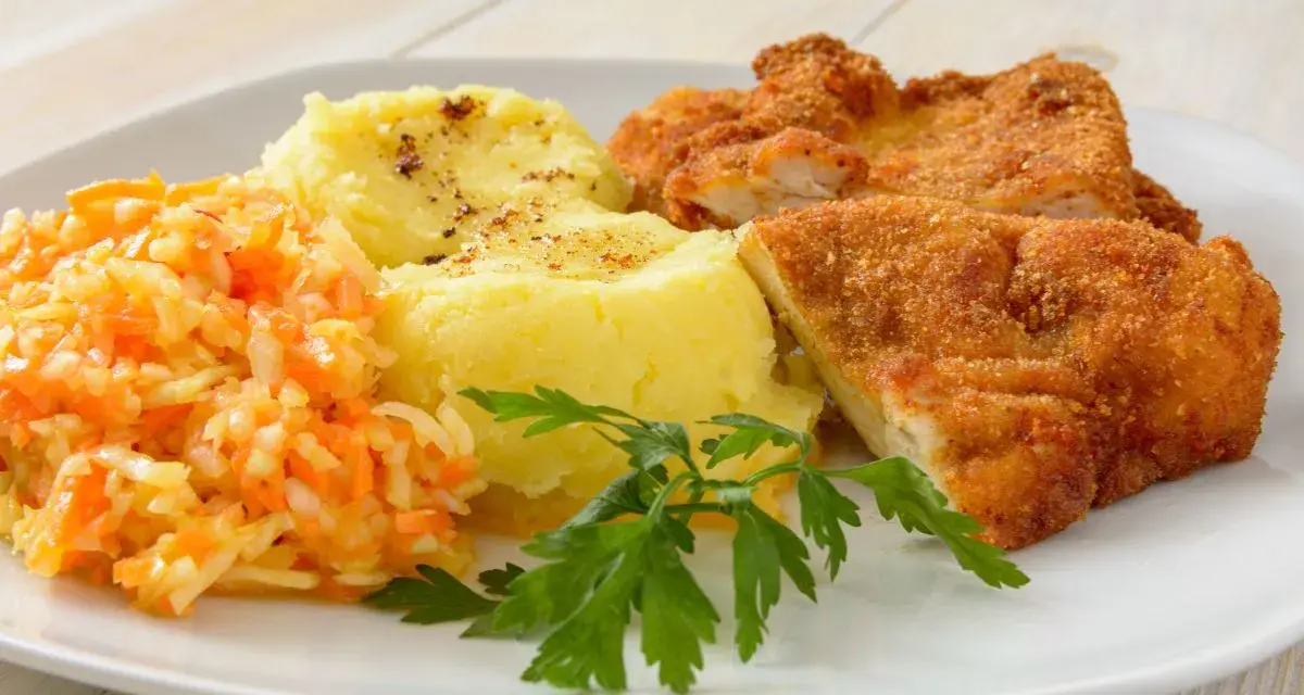 Najlepsze surówki do schabowego i frytek, które zachwycą smakiem