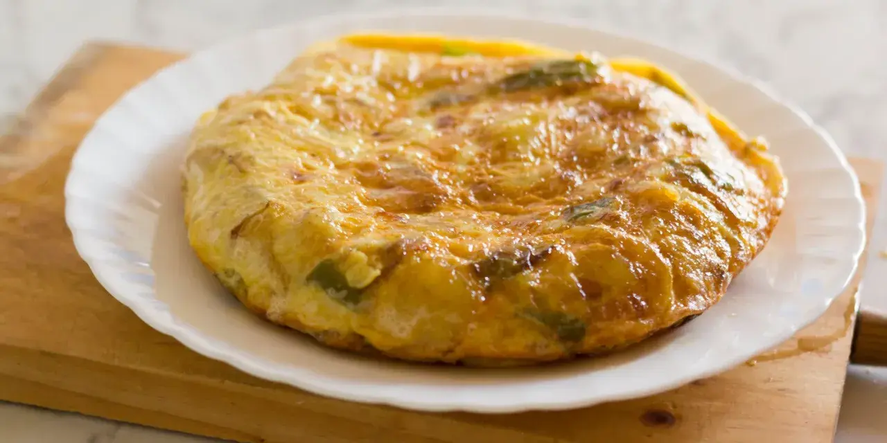 Złocista tortilla ziemniaczana z papryką na talerzu. Idealne śniadanie bez chleba, sycące i pyszne.