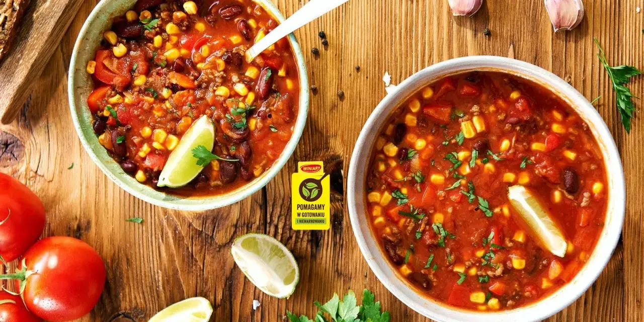 Zupa meksykańska Ani Gotuje: aromatyczne chili con carne z fasolą, kukurydzą i pomidorami, ozdobione limonką.