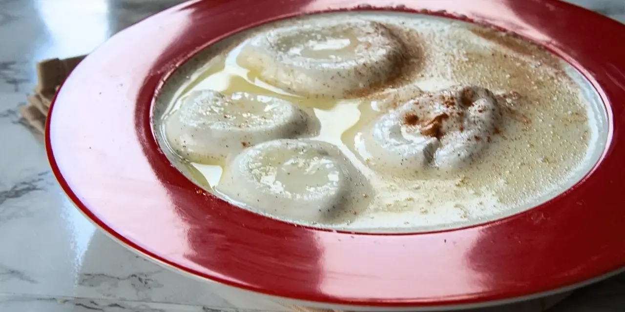 Pyszna zupa nic przepis na deser. Delikatne kluseczki pływają w mlecznym sosie, posypane cynamonem.