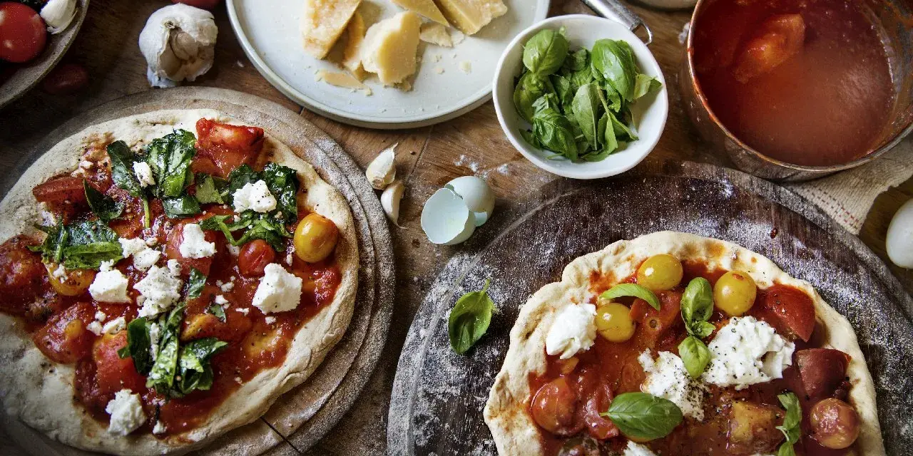 Dwie pizze margherita z pomidorami, mozzarellą i bazylią. Zastanawiasz się, ile kalorii ma pizza margherita?