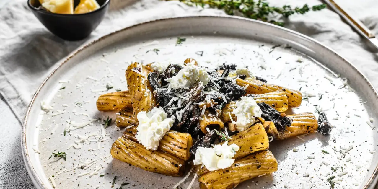 Makaron rigatoni z grzybami i kremowym serem, polany aromatycznym sosem truflowym.