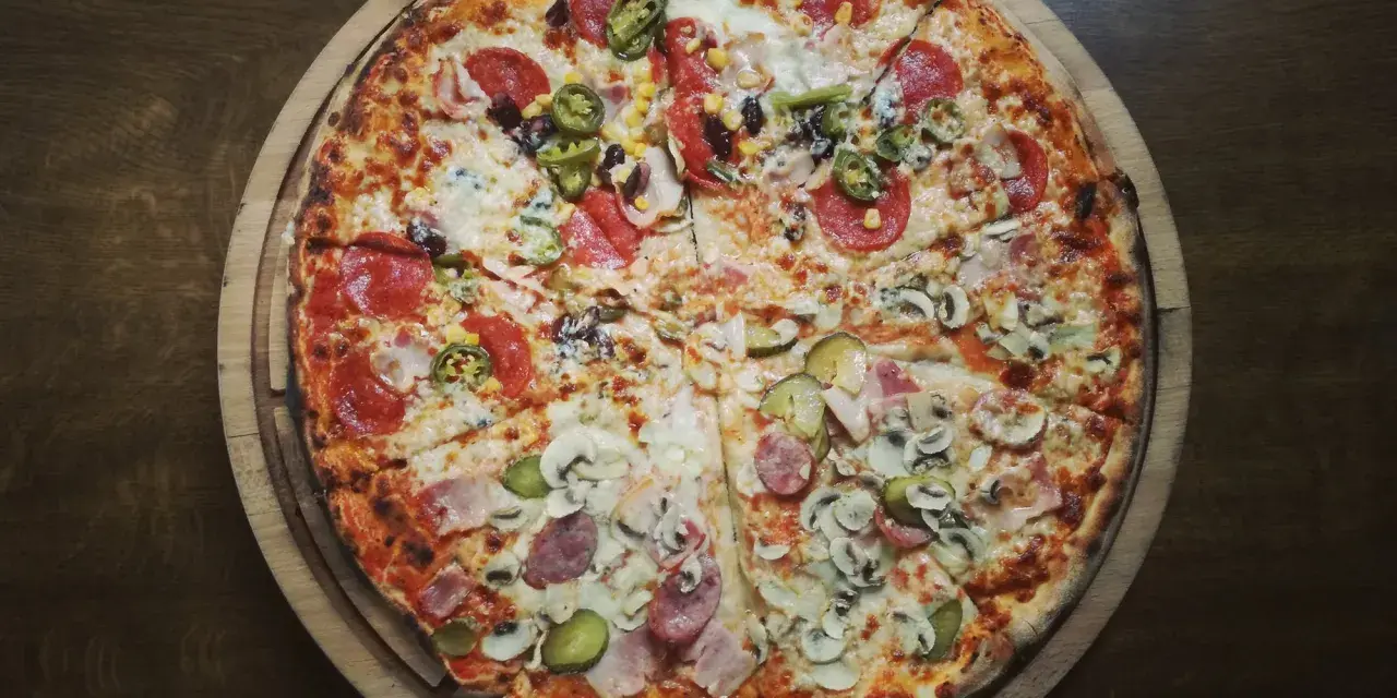 Pizza neapolitańska z salami, jalapeno, kukurydzą i pieczarkami. Pyszna, choć warto pamiętać o jej pizza neapolitańska kcal.