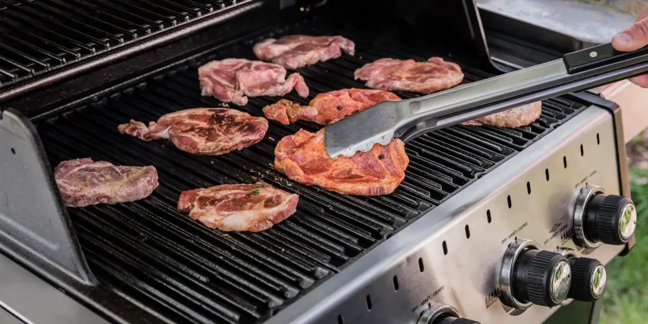 Karkówka na grillu gazowym. Dowiedz się, jak długo grillować karkówkę, by była soczysta i idealnie upieczona.