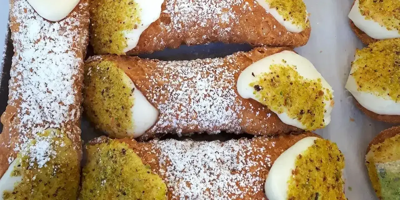 Chrupiące rurki wypełnione kremem i posypane pistacjami. Te pyszne **cannoli** wyglądają jak dzieła sztuki cukierniczej.
