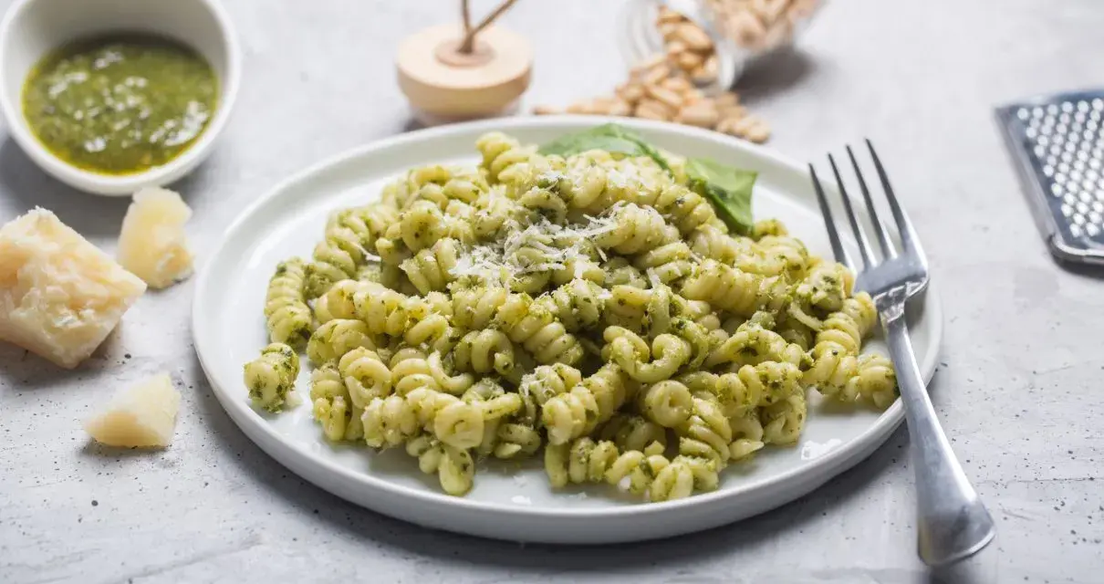 Pyszny makaron fusilli z domowym pesto, parmezanem i orzeszkami pinii. Idealny przepis, jak zrobić pesto!
