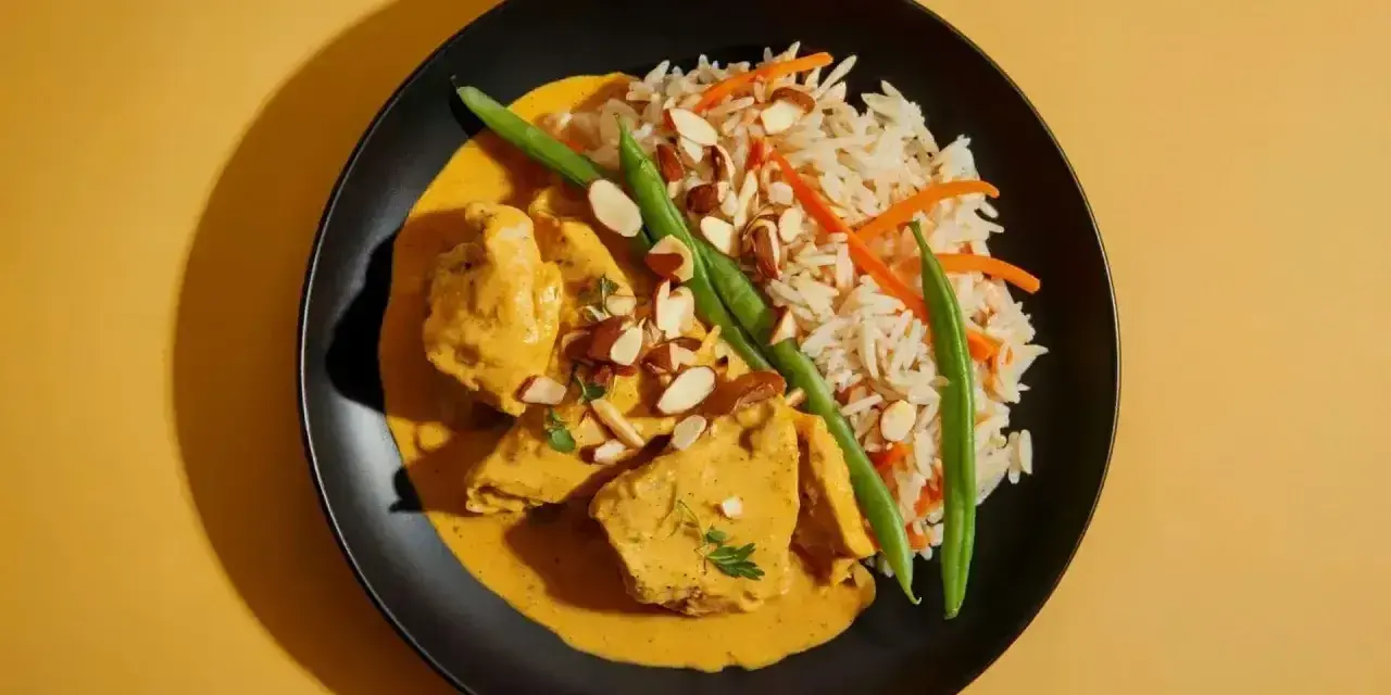 Pyszny kurczak w sosie curry z ryżem, fasolką szparagową i migdałami. Prosty przepis na obiad, który zachwyci każdego.