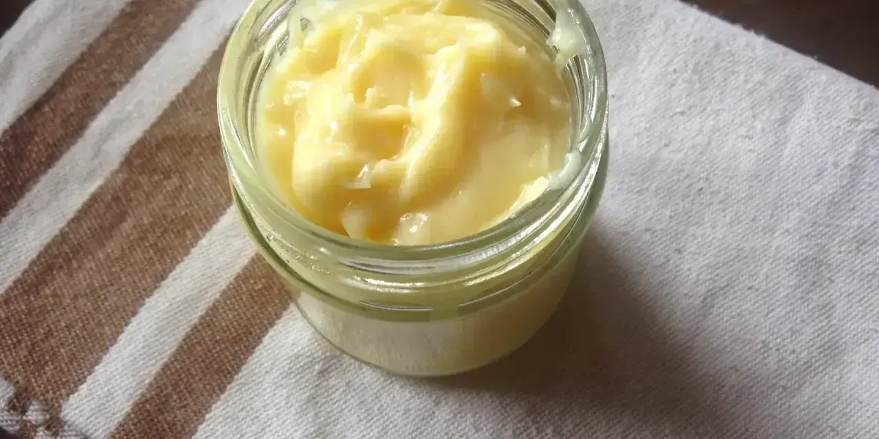 Domowe aioli w słoiczku, kremowe i pyszne, idealne do dipów i sosów.