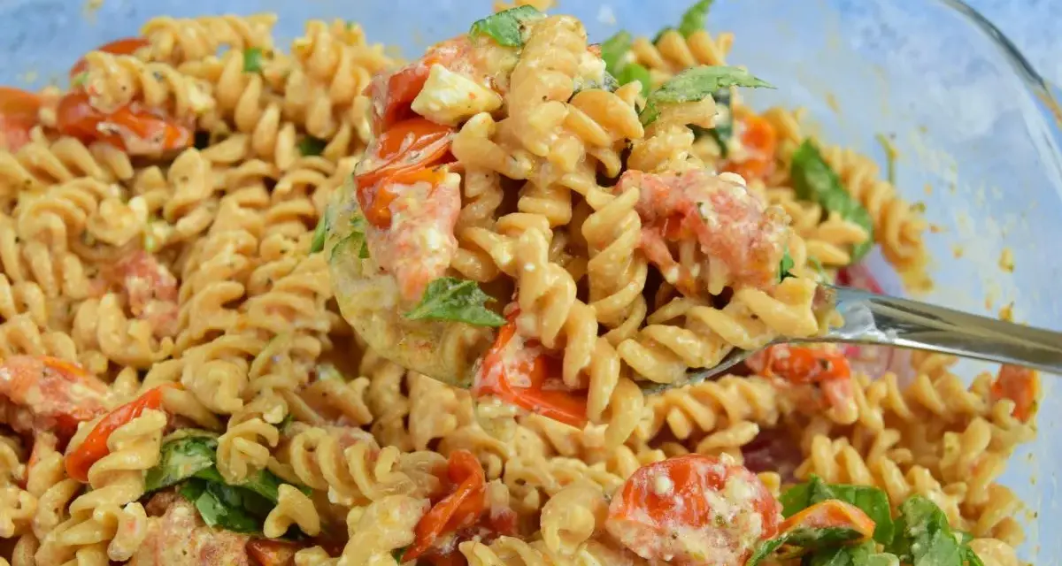 Bardzo szybkie ciasto z niczego: makaron fusilli z pomidorkami, fetą i bazylią w kremowym sosie. Idealne na szybki obiad.