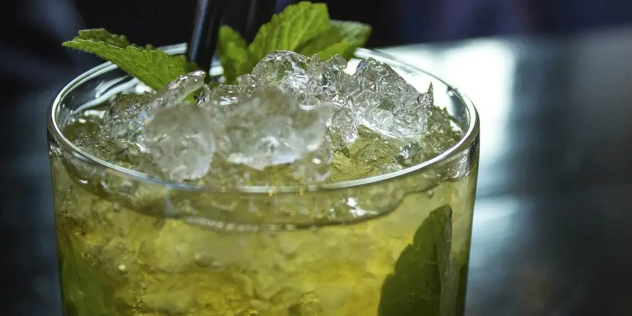 Orzeźwiający mojito bezalkoholowe z lodem i miętą, idealny na upalne dni.
