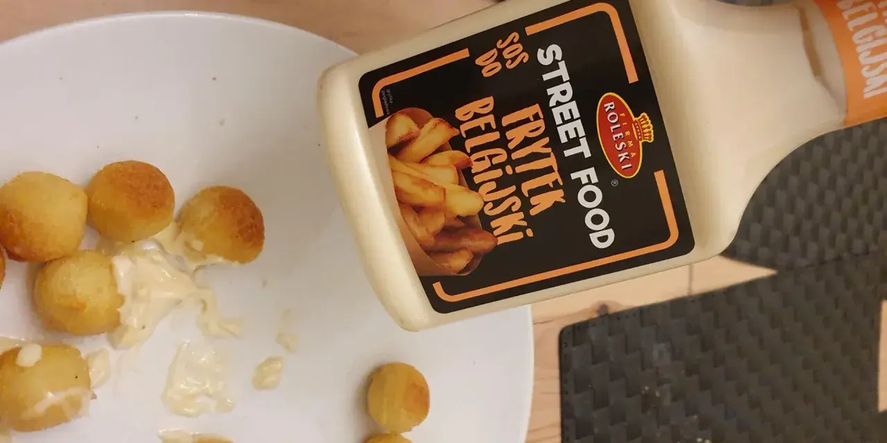 Kuleczki ziemniaczane polane kremowym sosem belgijskim. Idealne do frytek i nie tylko!