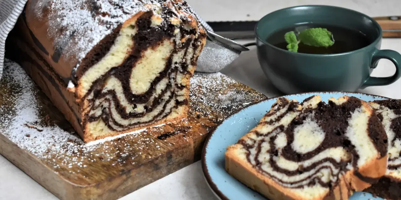 Pyszna babka zebra, idealna na podwieczorek. Ten przepis na babkę zebra zachwyci każdego!