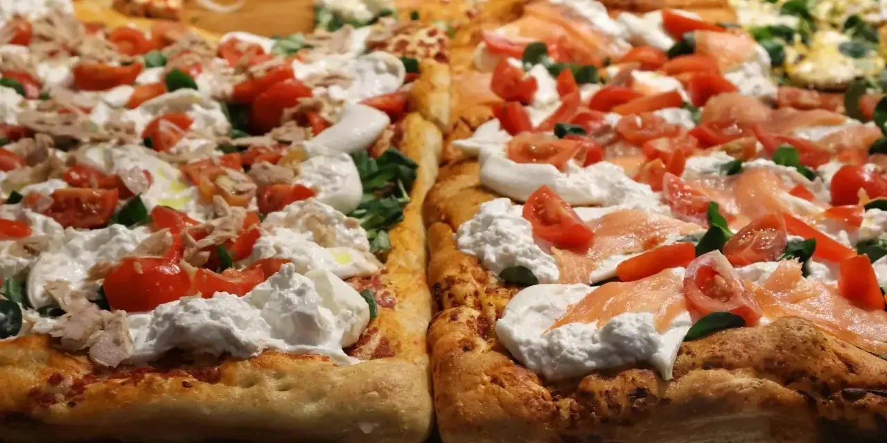 Pyszne placki z burratą, pomidorkami i łososiem. Idealne na szybki przepis na ciasto do pizzy, gdy masz ochotę na coś wyjątkowego.